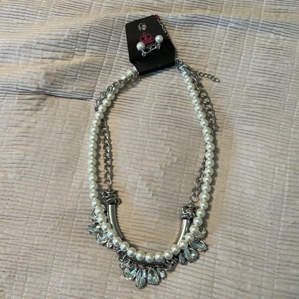 NWT Paparazzi Short Silver‎ Necklace with Big Bold Diamond pendant w/ pearls